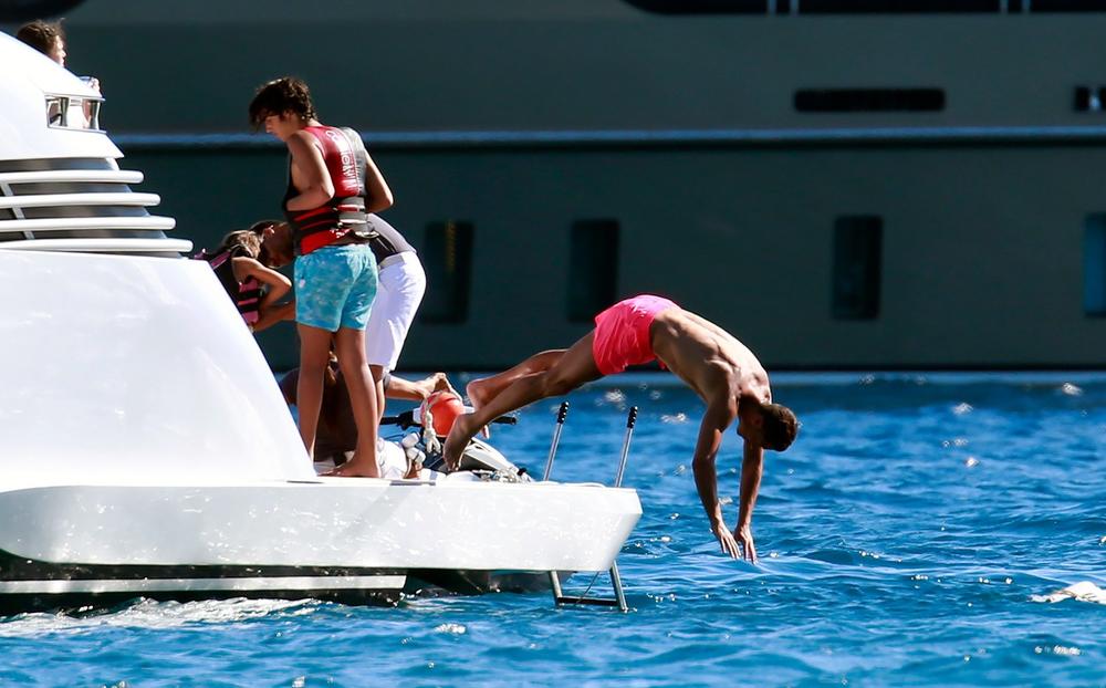 Lagani skok u vodu Kristijana  Ronalda sa svoje jahte