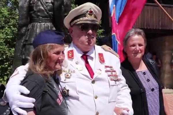 TO JE ČETNIČKA ŠAJKAČA, A MI TO NISMO: Tito je OVO zamerio mladoj PIONIRKI prilikom fotografisanja! (VIDEO)