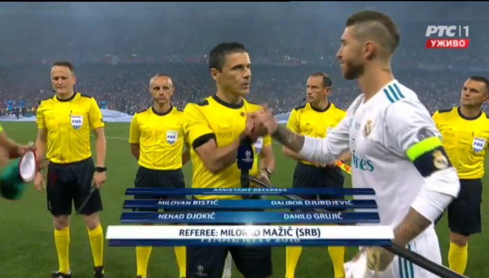 Milorad Mažić se pozdravlja sa kapitenima Reala i Livrpula pred početak finala Lige šampiona