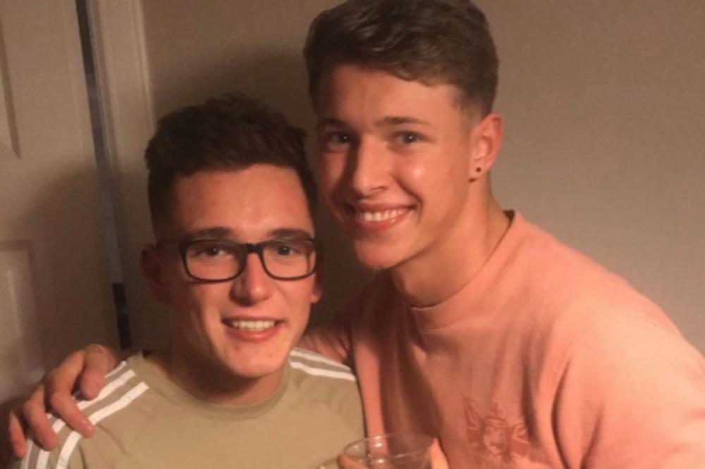 SINE, ZAR OPET U ČARAPU?! Majka je uhvatila momka dok je radio - znate već šta! Sprdnja na njegov račun je postala svetski trend! (FOTO) (FOTO)