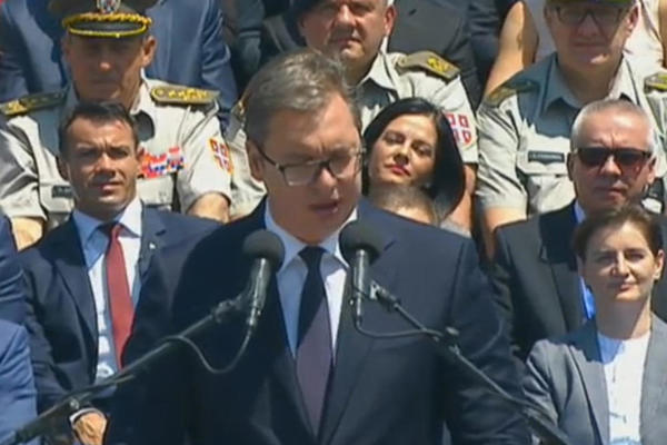 DUGUJEMO VAM SVAKI NAŠ MIRAN DAN, SVAKU NAŠU MIRNU NOĆ! Vučić se obratio pripadnicima policije