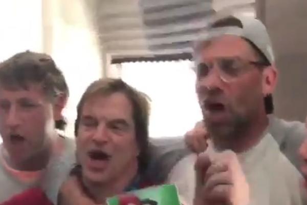 KAKVA LUDA GLAVA: Umesto da plače zbog poraza, Jirgen Klop sa pevačem pank benda ludovao do 6 ujutru noć posle finala! (VIDEO)