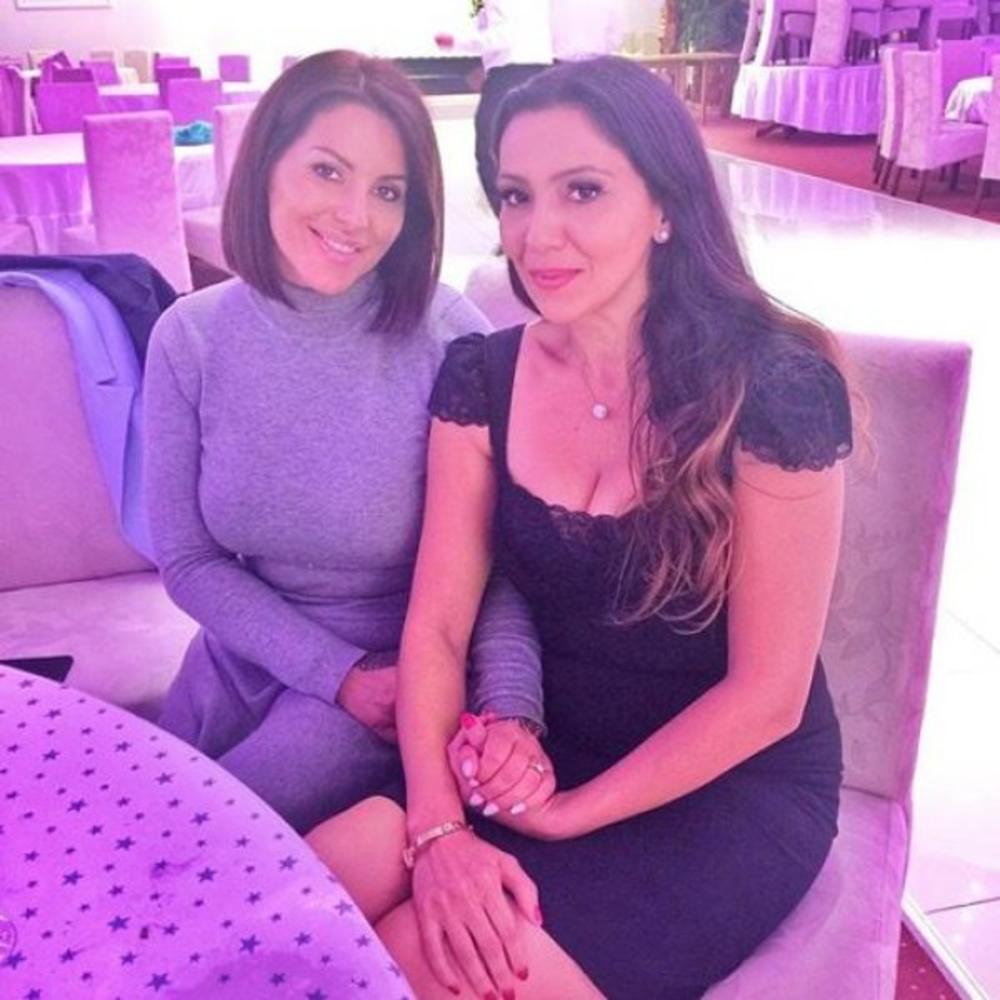 Seka Aleksić sa sestrom