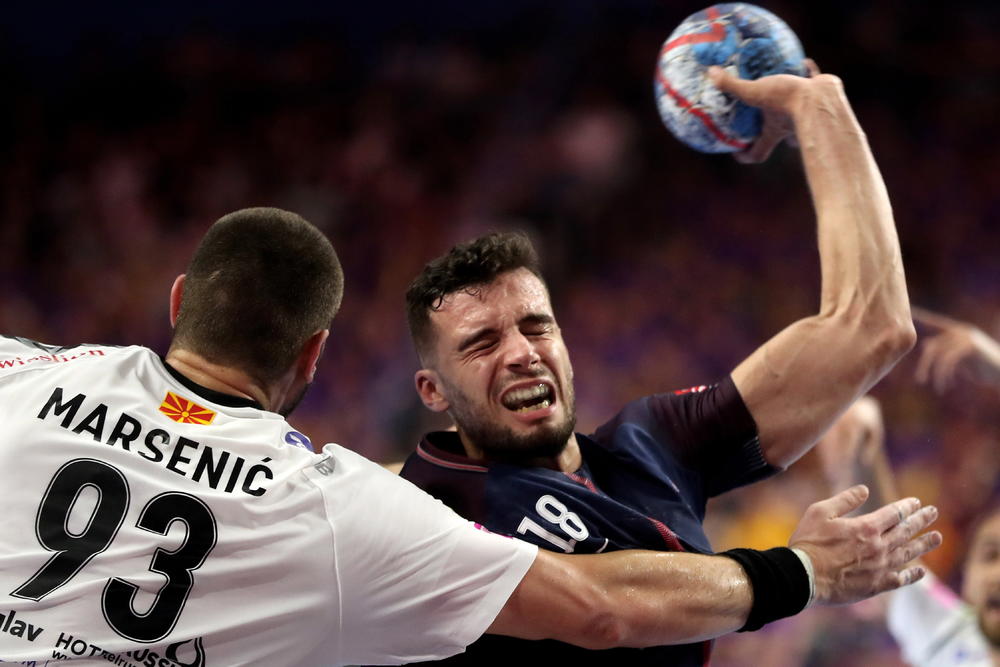 Mijajlo Marsenić igra odbranu  