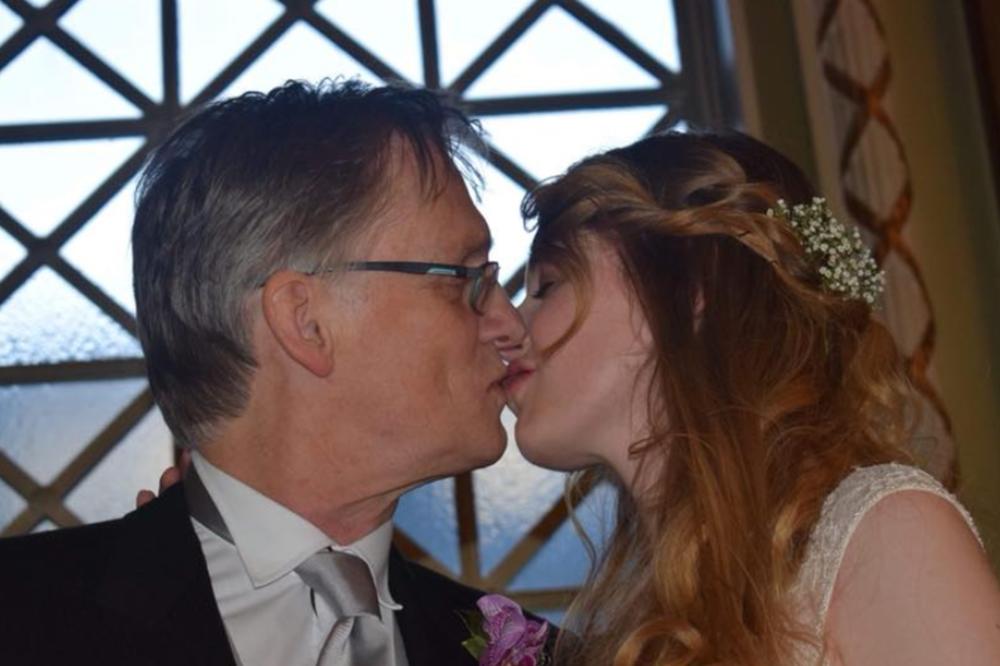 MUŽ MI JE 8 GODINA MLAĐI OD DEDE: A njen deda ne može da shvati šta se dešava! (FOTO)