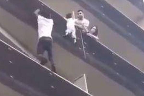 SVET IMA SUPERMENA: Rizikovao život i popeo se na 4. sprat da bi spasao život detetu (4) koje je visilo sa balkona!