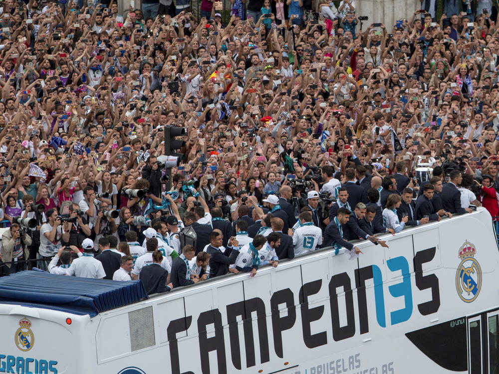 Otvoreni autobus sa košarkašima i fudbalerima Real Madrida