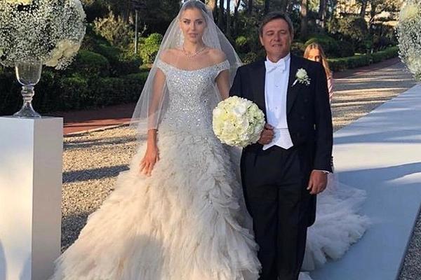 OBUKLI SE U NARODNU NOŠNJU, PA OPLELI KOLO! Piksijeva ćerka napravila LUDILO na svadbi, a ove detalje niko nije očekivao (FOTO)