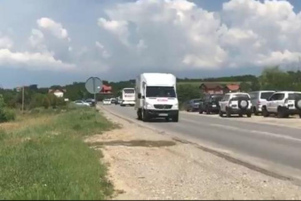 TENZIJE NA KOSOVU: Albanci vozilima blokirali prilaz pravoslavnoj crkvi kod Kline, NE DAJU SRBIMA DA PRIĐU (FOTO)