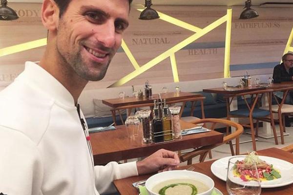 SAMO PUNJENA, SAMO KOBAJA: Novak otkrio kakva mu je situacija sa laktom i kada ga boli, pa odbrusio svima koji ga napadaju zbog ishrane! (FOTO)