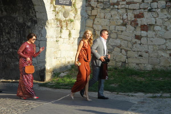 NAŠAO 10 GODINA MLAĐU! Savo Milošević prvi put u javnosti sa NOVOM DEVOJKOM koja je tolika LEPOTICA I DAMA da nemamo reči! (FOTO)