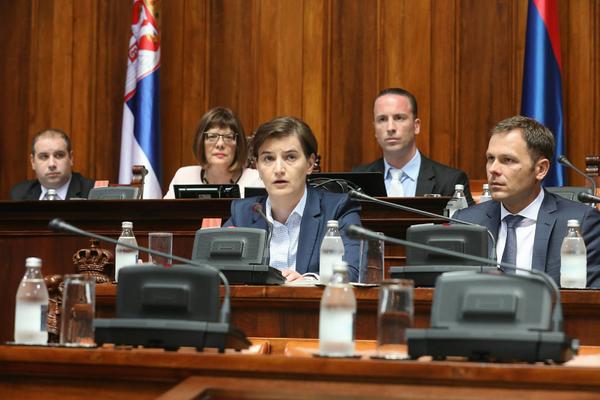 POSLANICI O SINIŠI MALOM KAO MINISTRU! Ana Brnabić obrazložila zašto je on pravi izbor! Šešelj: Zamalo nisam zaplakao