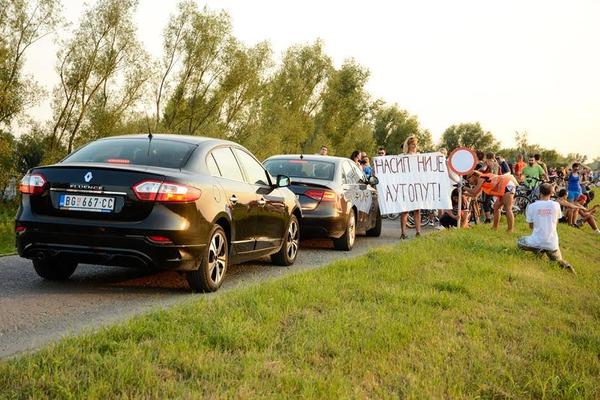 BESNA KOLA GDE IM NIJE MESTO, POKUŠAVAJU DA PROĐU KROZ NAROD: Ova drama se odigrala u Beogradu, a niste ni čuli za nju! (VIDEO)