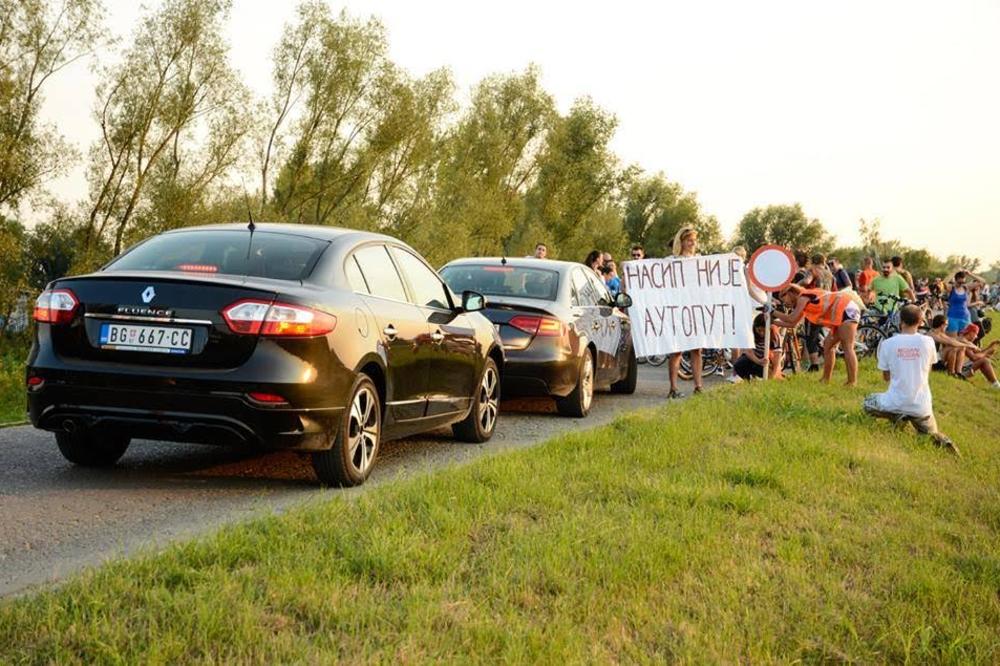 BESNA KOLA GDE IM NIJE MESTO, POKUŠAVAJU DA PROĐU KROZ NAROD: Ova drama se odigrala u Beogradu, a niste ni čuli za nju! (VIDEO)