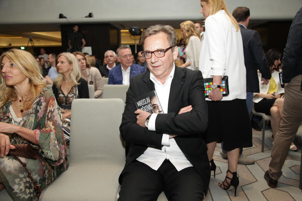 Glumca Tihomira Stanića POLICAJAC ZAUSTAVIO NA ULICI I KRENUO DA PRIVODI! Kad smo čuli šta se krije iza toga, ostali smo u čudu! (FOTO)