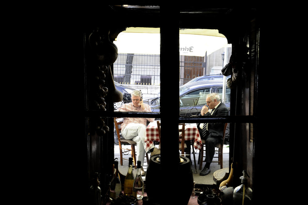 TEK JE PODIGAO NOVAC IZ BANKE I OTIŠAO U KAFANU: Gazda ga je častio pićem a onda je poželeo DA NIKADA NIJE KROČIO NA TO MESTO!