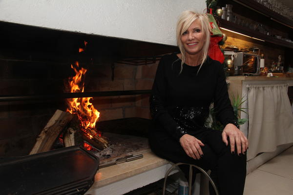 CAKANA DOBILA ONO O ČEMU DRUGE PEVAČICE MAŠTAJU: Sve se desilo tokom SVADBE, nije znala šta ju je snašlo