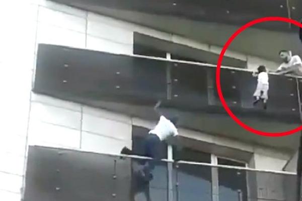 TEORIJA ZAVERE: Zašto dete koje je visilo sa 4. sprata nije spasao čovek pored njega, NEGO MIGRANT KOJI SE POPEO UZ TERASE? (VIDEO)