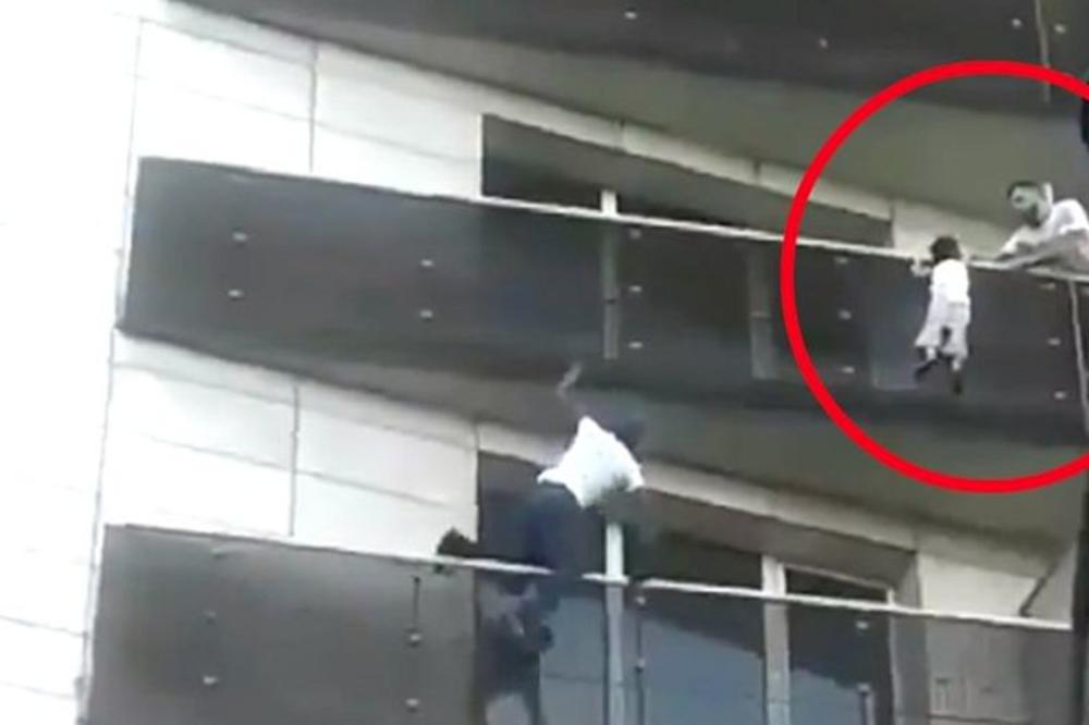 TEORIJA ZAVERE: Zašto dete koje je visilo sa 4. sprata nije spasao čovek pored njega, NEGO MIGRANT KOJI SE POPEO UZ TERASE? (VIDEO)