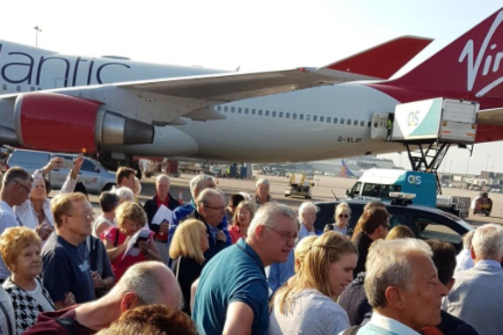 PANIKA NA MANČESTERSKOM AERODROMU: Pukotina na zidu preplašila putnike, hitno EVAKUISANI! (FOTO)
