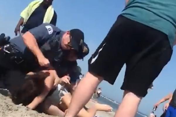 POSTAVILA JE POLICAJCU JEDNO PITANJE, A ONDA JE KRENUO UŽAS: Oborili su je na zemlju i udarali je u glavu! (VIDEO)