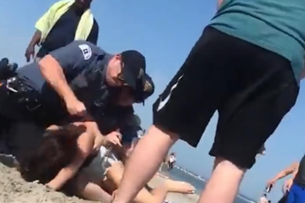 POSTAVILA JE POLICAJCU JEDNO PITANJE, A ONDA JE KRENUO UŽAS: Oborili su je na zemlju i udarali je u glavu! (VIDEO)