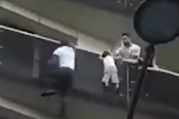 OTKRIVENO ŠTA JE RADIO OTAC DEČAKA KOJI JE VISIO S BALKONA! Zbog ovoga će možda završiti u zatvoru!