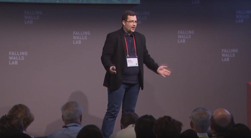 Bojan Petrović prezentuje svoju ideju pred publikom  