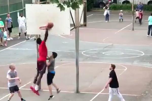 PA SE TI KAČI SA EMBIDOM: Prvo lopta u glavu, pa onda na poster! (VIDEO)