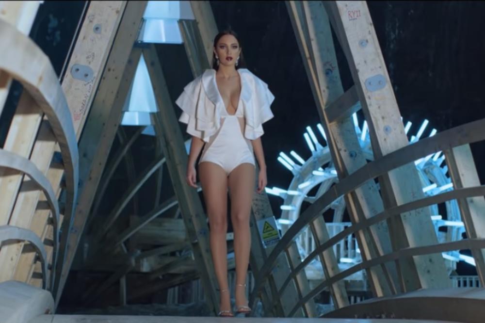 OVO JE TRENUTNO NAJSLUŠANIJA PESMA U SRBIJI! Hit koji trese zemlju NAPISAO JE POLITIČAR!