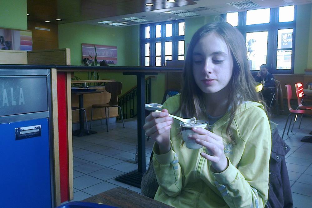 OTAC ME JE TUKAO ŠTAPOM I GLADNU ME IZBACIVAO NA ULICU: Nestala devojčica poslala policiji ZASTRAŠUJUĆ mejl