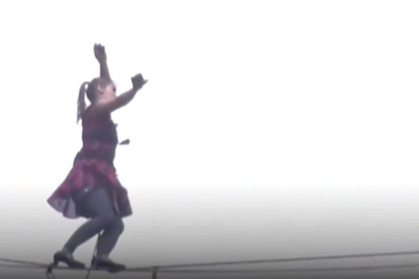 ZASTAĆE VAM SRCE OD STRAHA: Ove tri žene hodale su po žici U ŠTIKLAMA NAD PROVALIJOM (VIDEO)