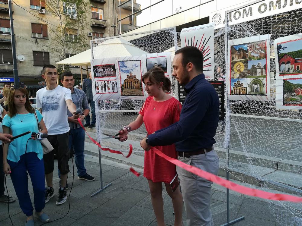 Omladina Dveri i DSS presekla je vrpcu i poručila 'Mirdita, laku noć