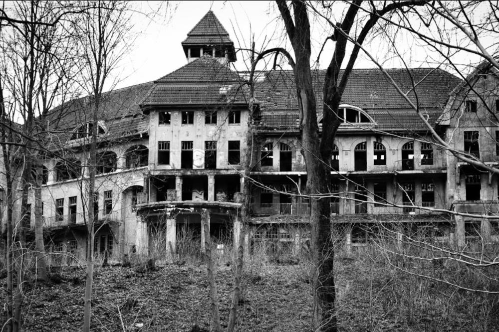 OČAJNA PORODICA nudi dadiljama platu od 7 MILIONA DINARA, ali njihova kuća krije TAJNU zbog koje niko ne želi ovaj posao!