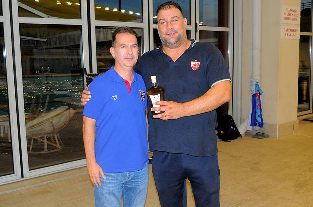 Dejan Savić sa Sašom Markovićem iz kragujevačkog Radničkog i poklonom