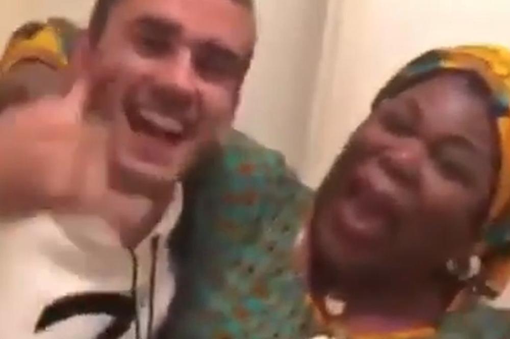 Pol Pogba je upoznao svoju majku sa Antoanom Grizmanom: Pa, ova žena više voli njega od rođenog sina! (VIDEO)