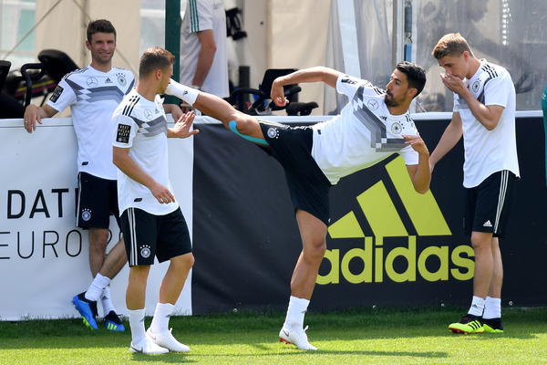 PUČE MEĐU NEMCIMA NA PRIPREMAMA: Okršaj igrača na treningu, sevnuo i lakat u lice!