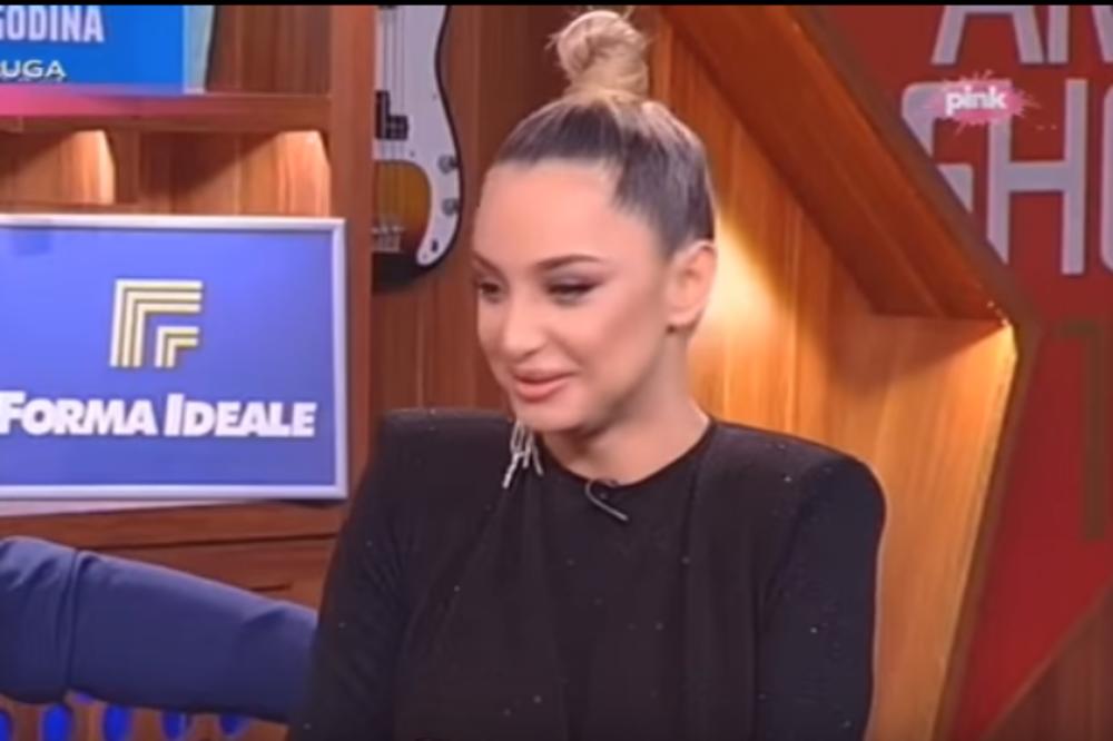 OSTAVILA NAS JE BEZ TEKSTA: Maja Berović otkrila koji PREDMET ima u kupatilu, svi su POPADALI OD SMEHA!