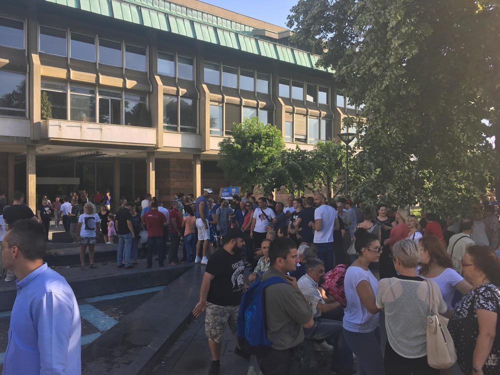 Simpatizeri SRS-a danas protestuju ispred hrama Svetog Save povodom održavanja festivala Mirdita dobar dan  