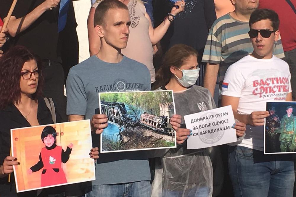 SVAKA ČAST, MUŠKARČINE, PLJUJETE ŽENE: Totalni haos i divljaštvo obeležili protest radikala zbog početka festivala MIRDITA, DOBAR DAN!