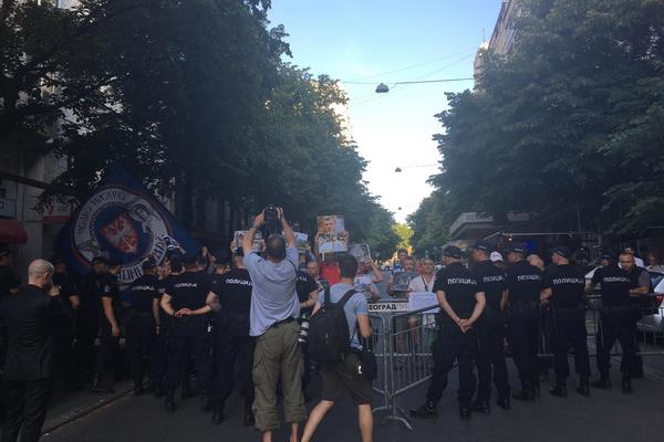 RADIKALI PODIVLJALI, ŽUJOVIĆ SMIRUJE SITUACIJU: Haos na ulicama BG zbog izložbe slika s Kosova, MIRDITA POD OPSADOM POLICIJE (FOTO) (VIDEO)