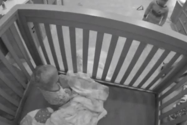 70 MILIONA LJUDI GLEDA I NE VERUJE: Pogledajte šta su dve BEBE uradile kad su ostale SAME! Kamera sve zabeležila, roditelji nisu verovali kada su videli snimak (VIDEO)