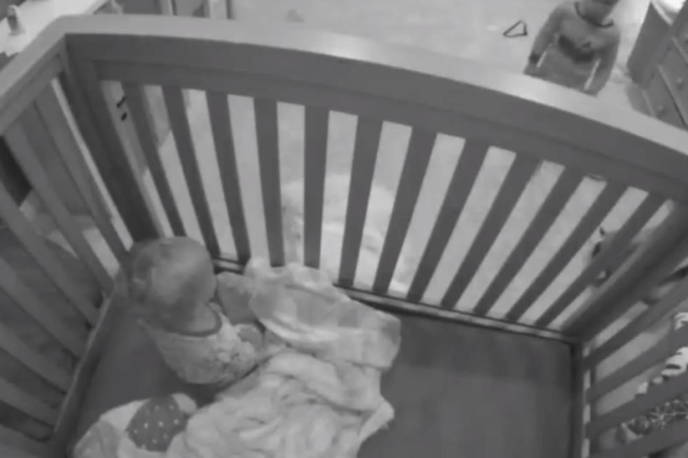 70 MILIONA LJUDI GLEDA I NE VERUJE: Pogledajte šta su dve BEBE uradile kad su ostale SAME! Kamera sve zabeležila, roditelji nisu verovali kada su videli snimak (VIDEO)