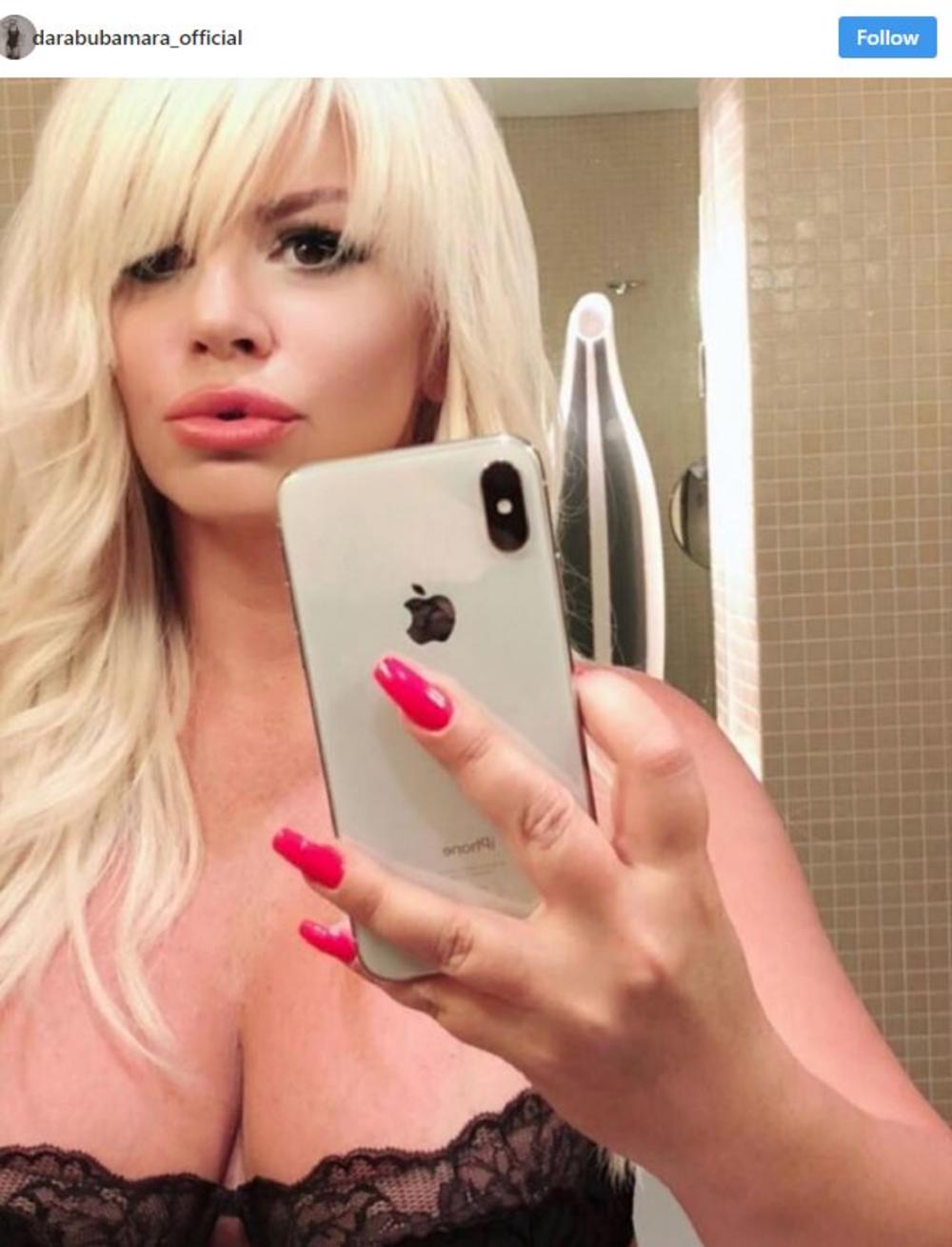 Grudi su njen zaštitni znak  