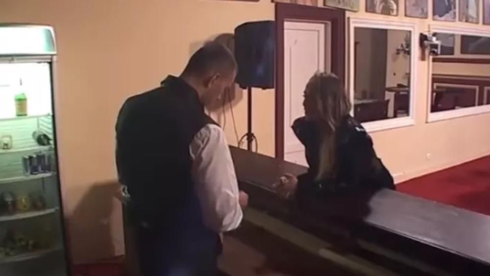 Luna Đogani razgovara sa šankerom