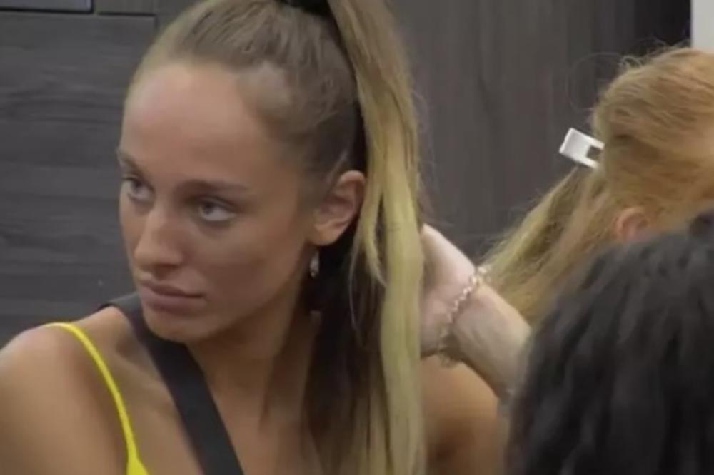 Lunu opet ZASVRBELO, pa ZAVUKLA RUKU ispod suknje ne obazirući se na kamere (FOTO)