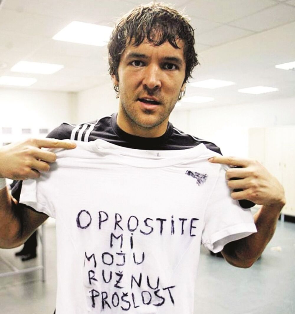 Vladimir Stojković sa majicom 'Oprostite mi moju ružnu prošlost'
