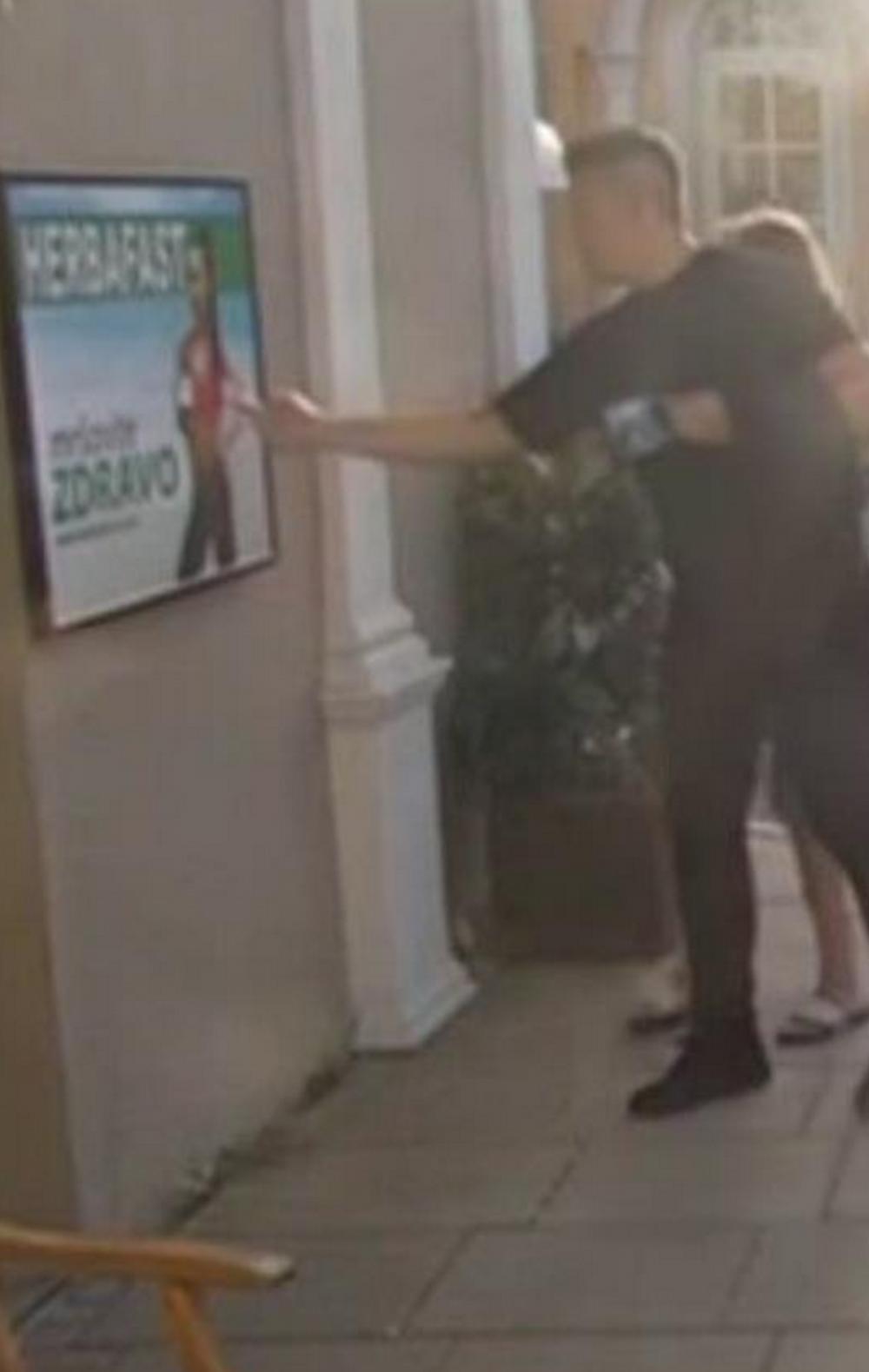 Sloba pokazuje srednji prst Anastasiji