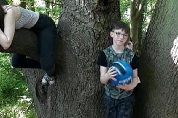 FOTOGRAFISALA JE SINA NA IZLETU: Kada je pogledala sliku, SLEDILA SE OD STRAHA! (FOTO)