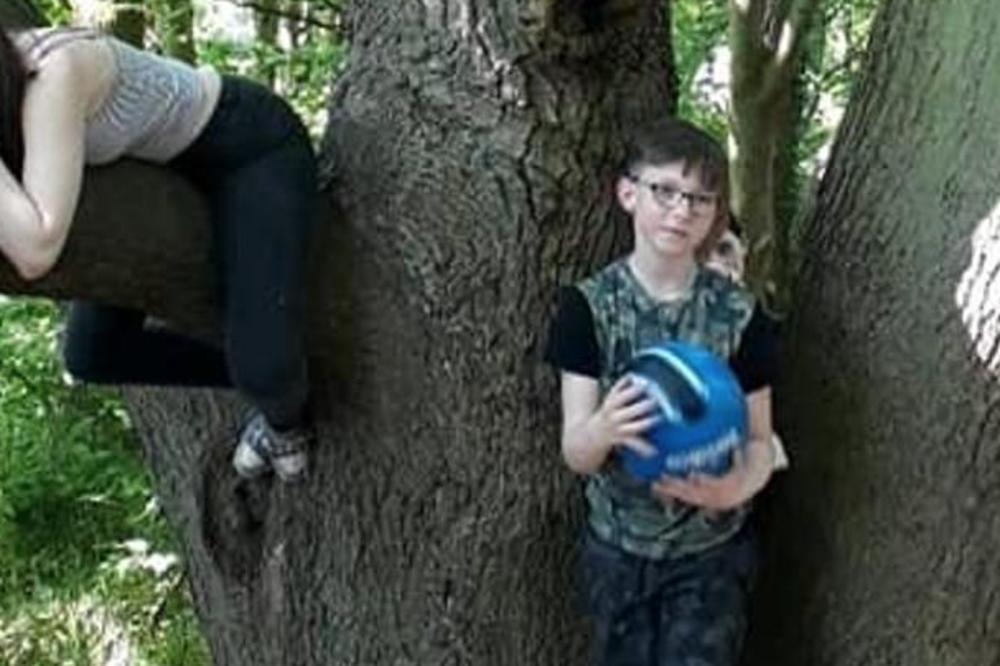 FOTOGRAFISALA JE SINA NA IZLETU: Kada je pogledala sliku, SLEDILA SE OD STRAHA! (FOTO)